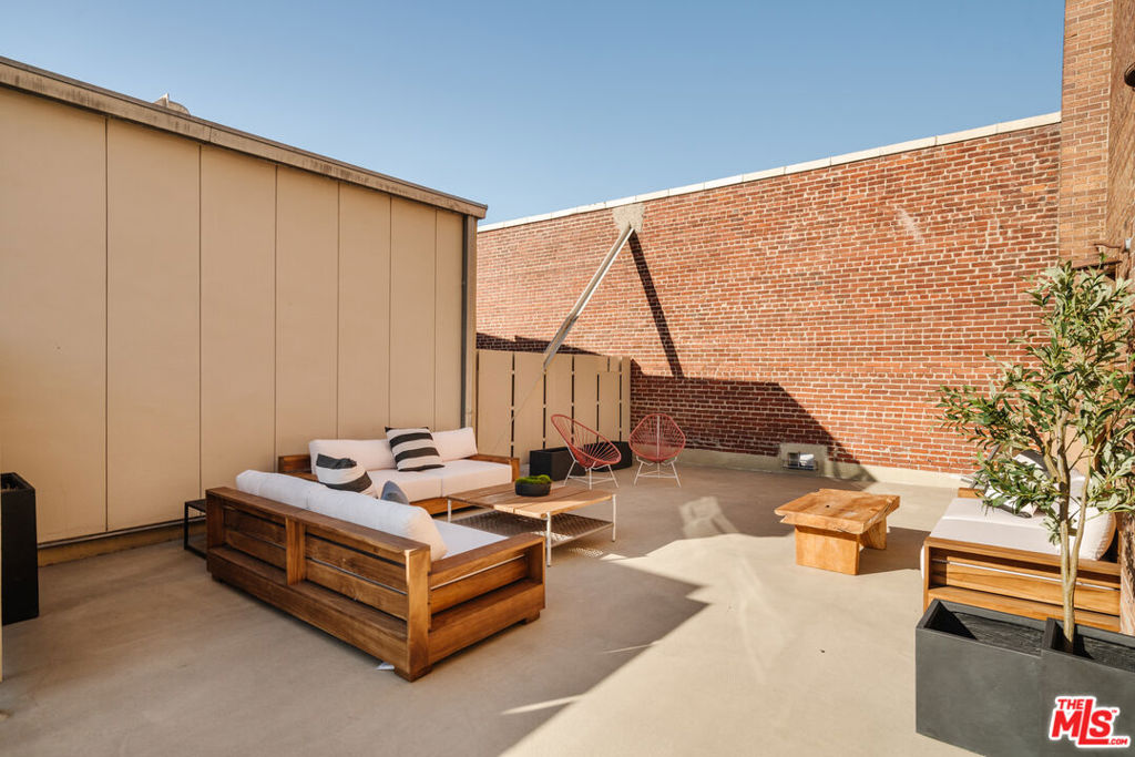 1850 INDUSTRIAL Street Unit: 703