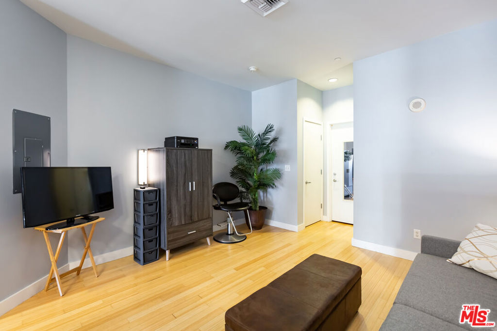 3810 Wilshire Boulevard Unit: 1002