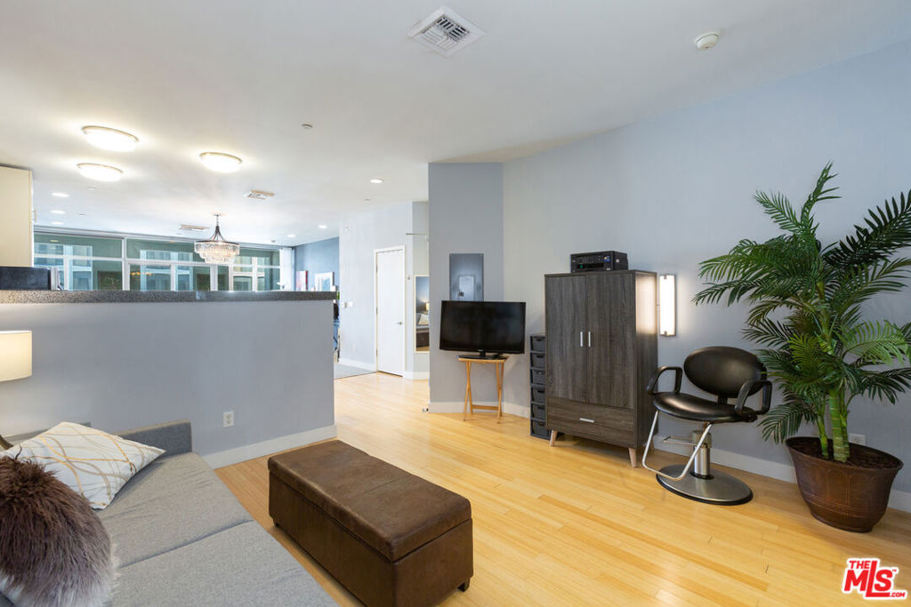3810 Wilshire Boulevard Unit: 1002