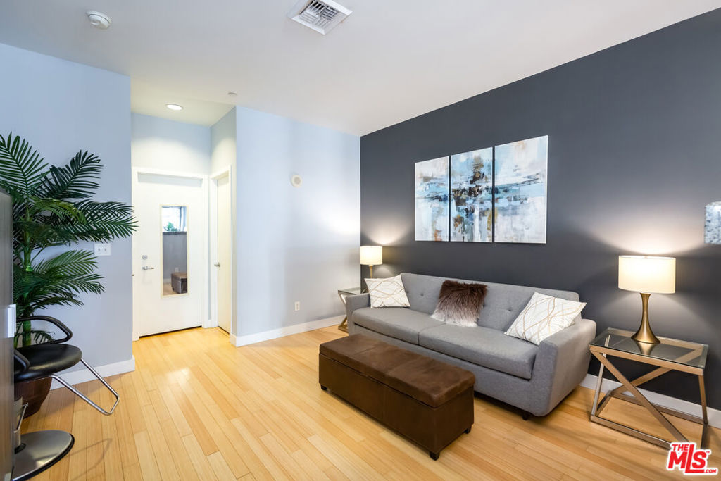 3810 Wilshire Boulevard Unit: 1002