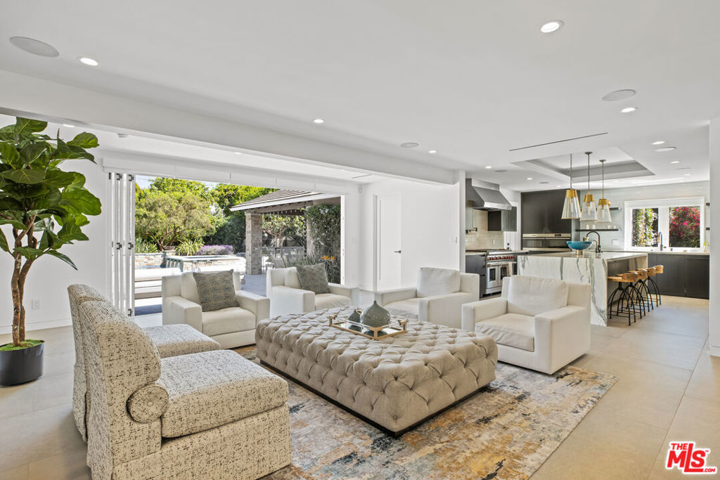 4714 CAHUENGA Boulevard