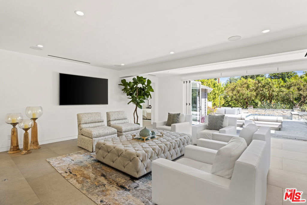 4714 CAHUENGA Boulevard