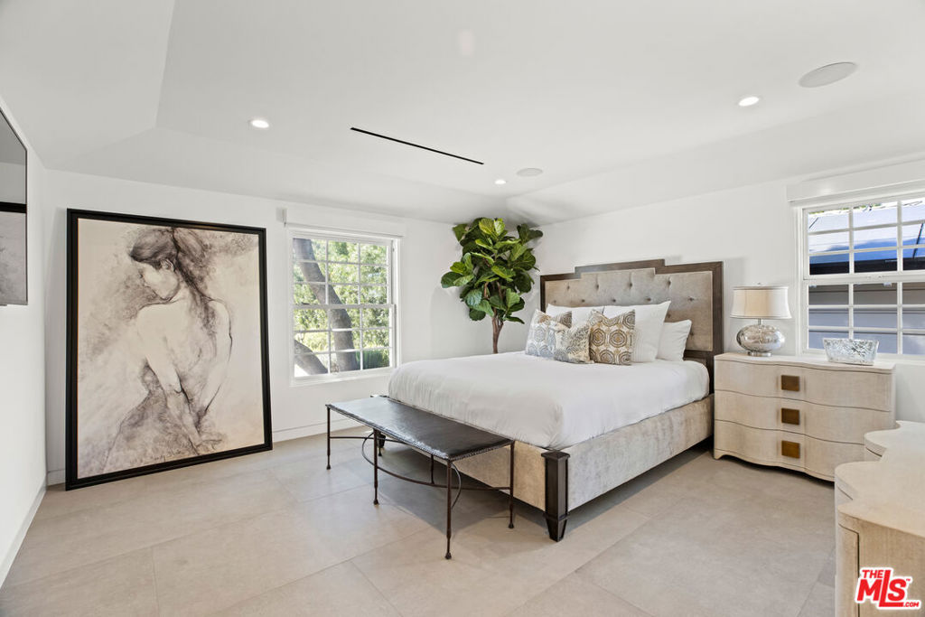 4714 CAHUENGA Boulevard