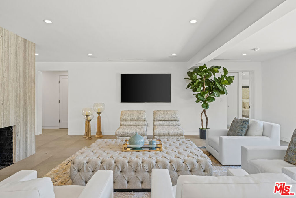 4714 CAHUENGA Boulevard