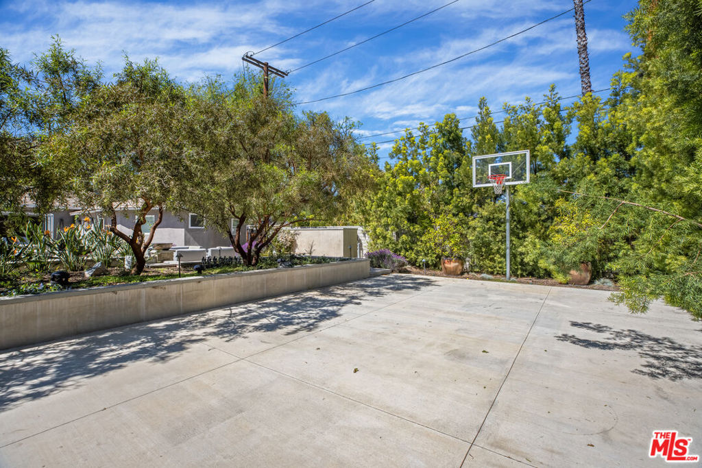 4714 CAHUENGA Boulevard