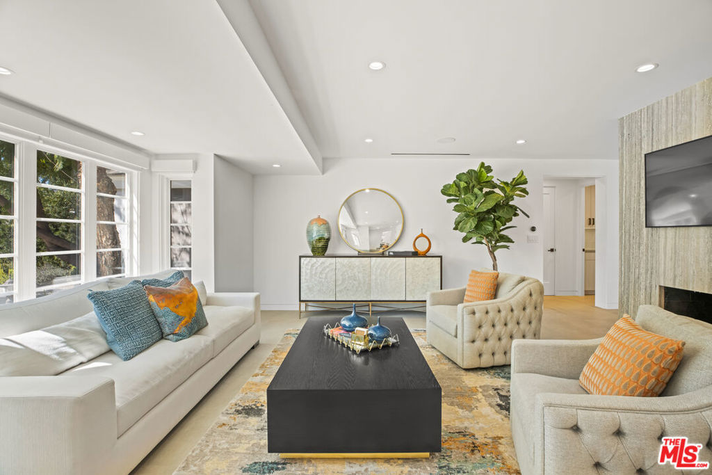 4714 CAHUENGA Boulevard