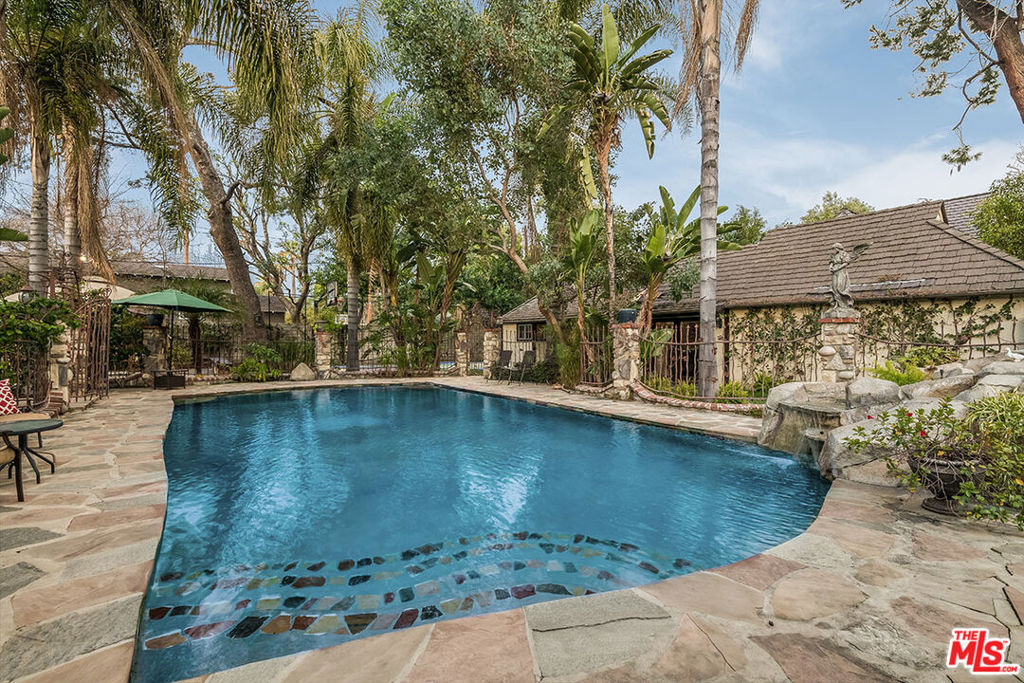 4704 CAHUENGA Boulevard