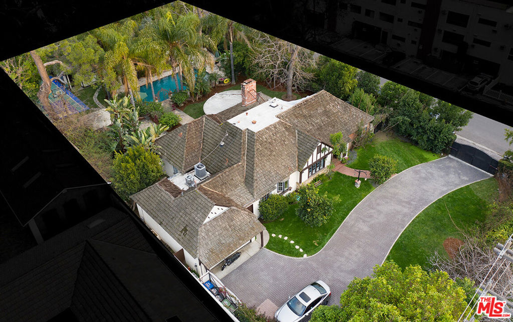4704 CAHUENGA Boulevard