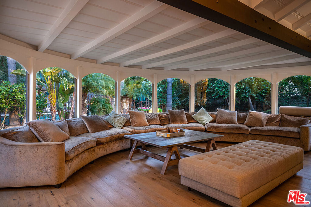 4704 CAHUENGA Boulevard