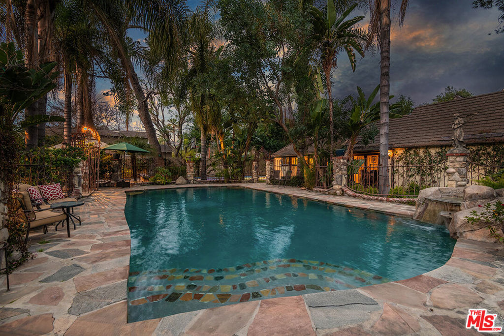 4704 CAHUENGA Boulevard
