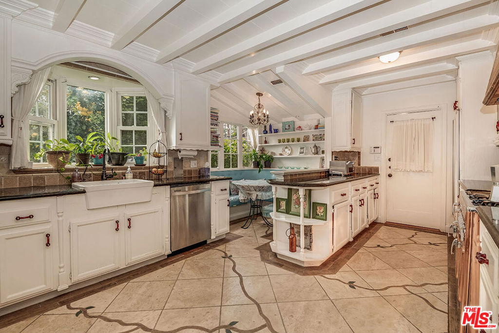 4704 CAHUENGA Boulevard