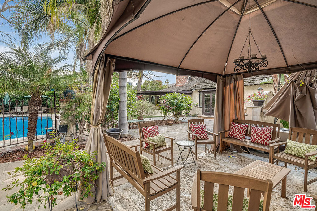 4704 CAHUENGA Boulevard