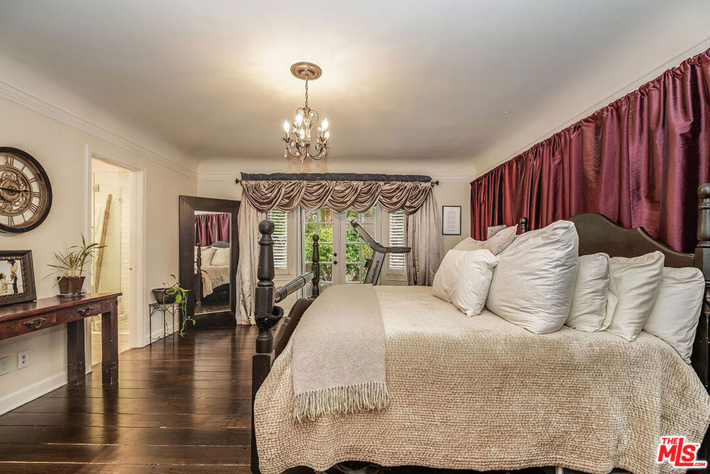 4704 CAHUENGA Boulevard