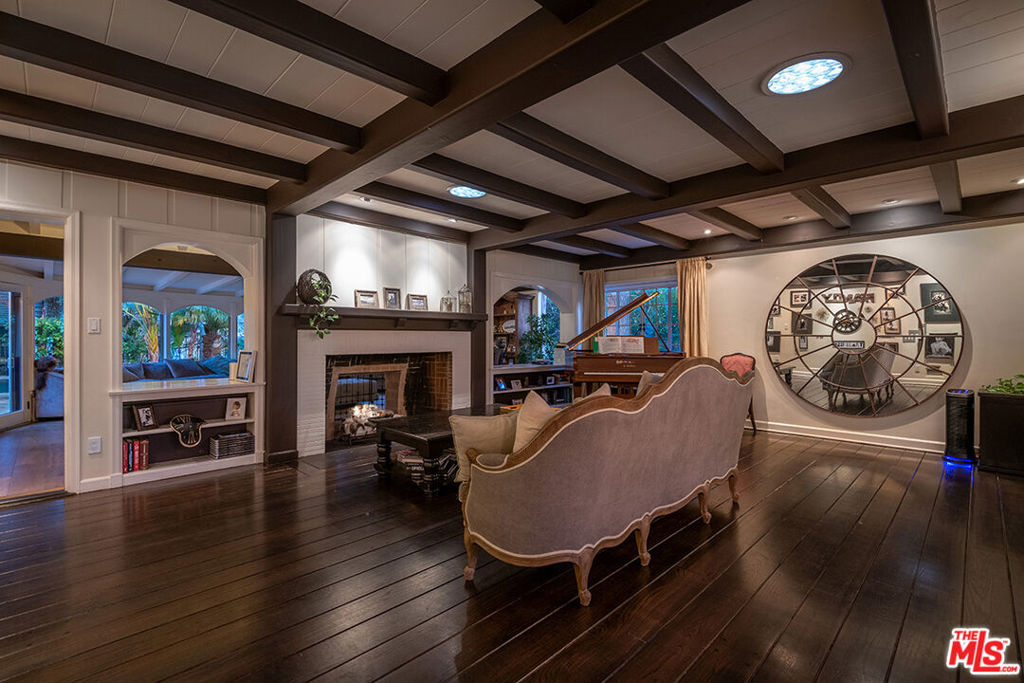 4704 CAHUENGA Boulevard