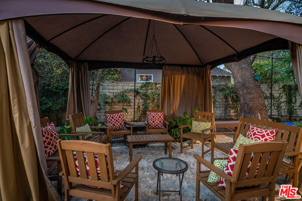 4704 CAHUENGA Boulevard