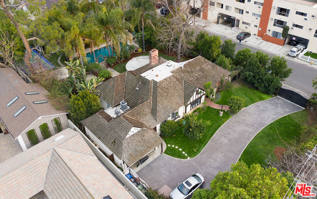4704 CAHUENGA Boulevard