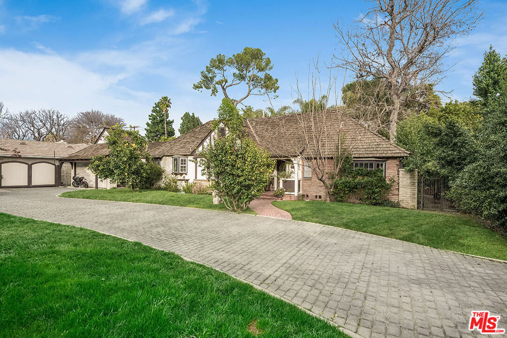 4704 CAHUENGA Boulevard