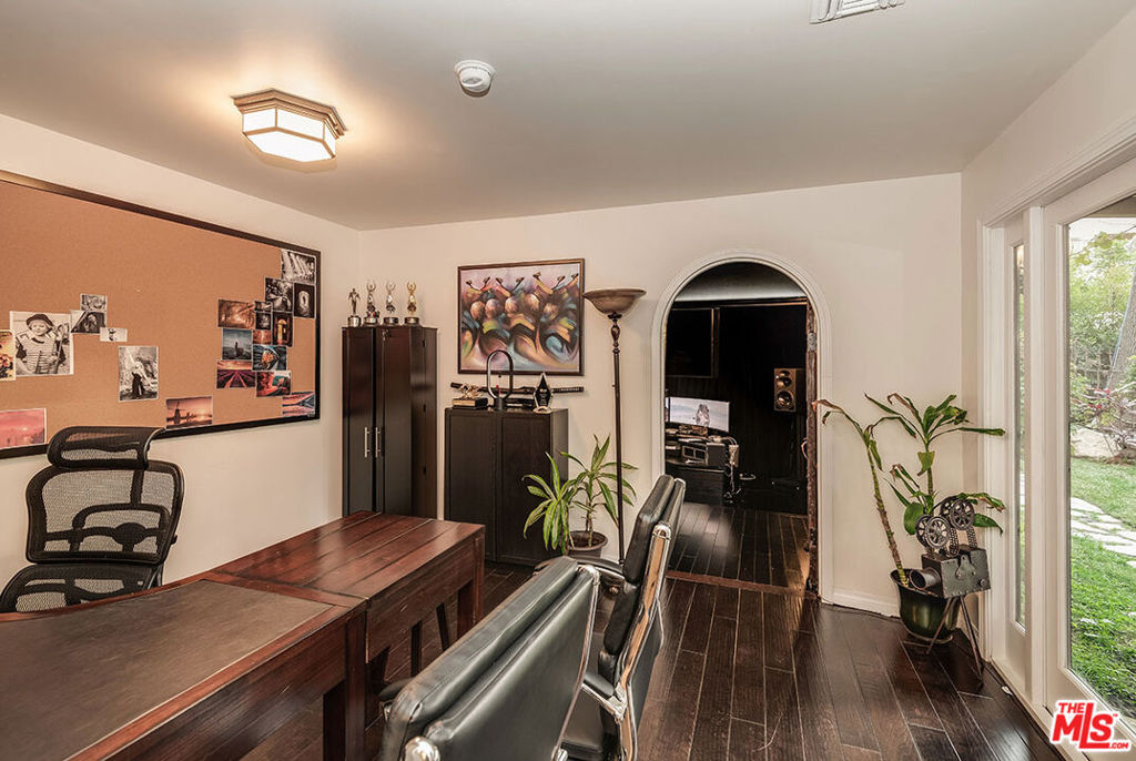 4704 CAHUENGA Boulevard