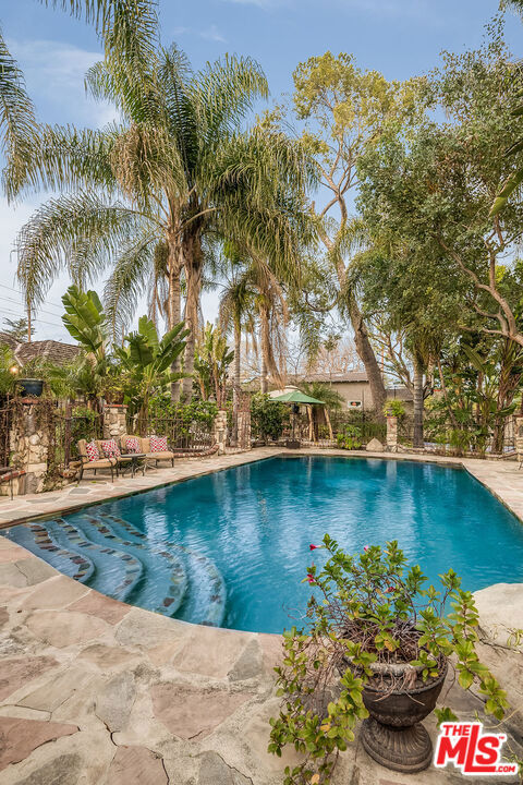 4704 CAHUENGA Boulevard