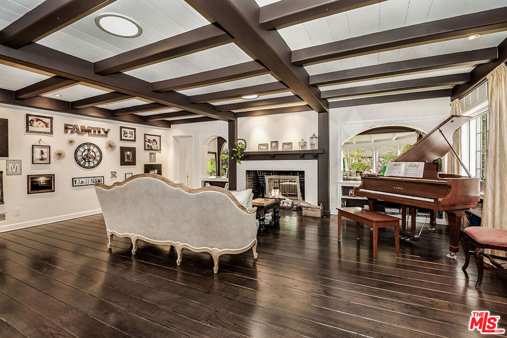 4704 CAHUENGA Boulevard