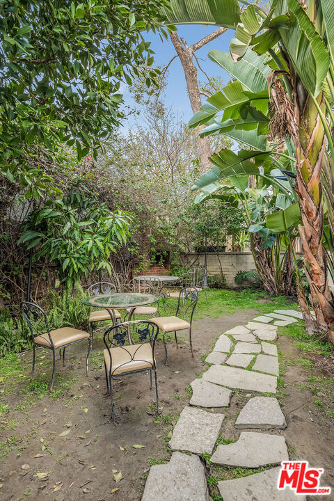 4704 CAHUENGA Boulevard