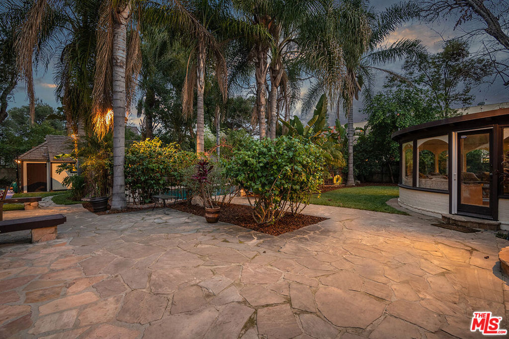 4704 CAHUENGA Boulevard