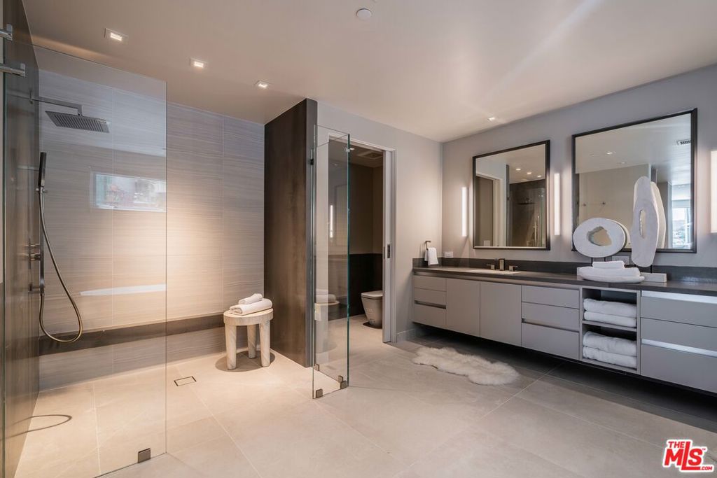 2391 Roscomare Road Unit: 202