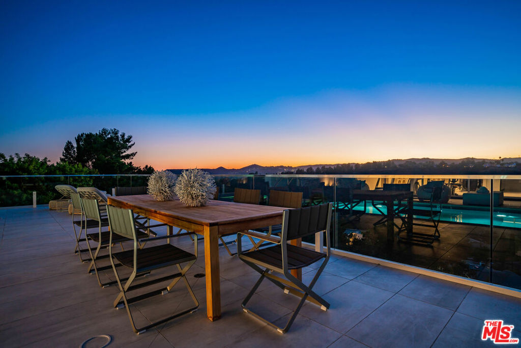 2391 Roscomare Road Unit: 202
