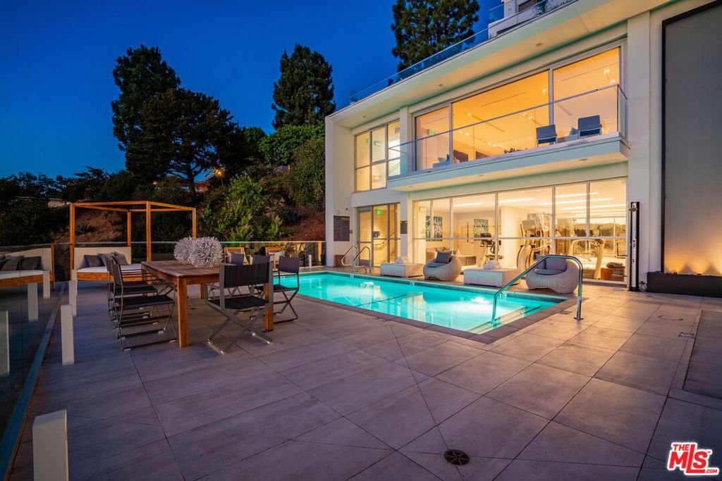 2391 Roscomare Road Unit: 202