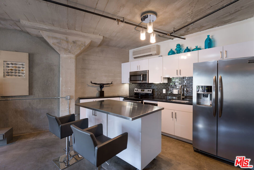1617 Cosmo Street Unit: 206