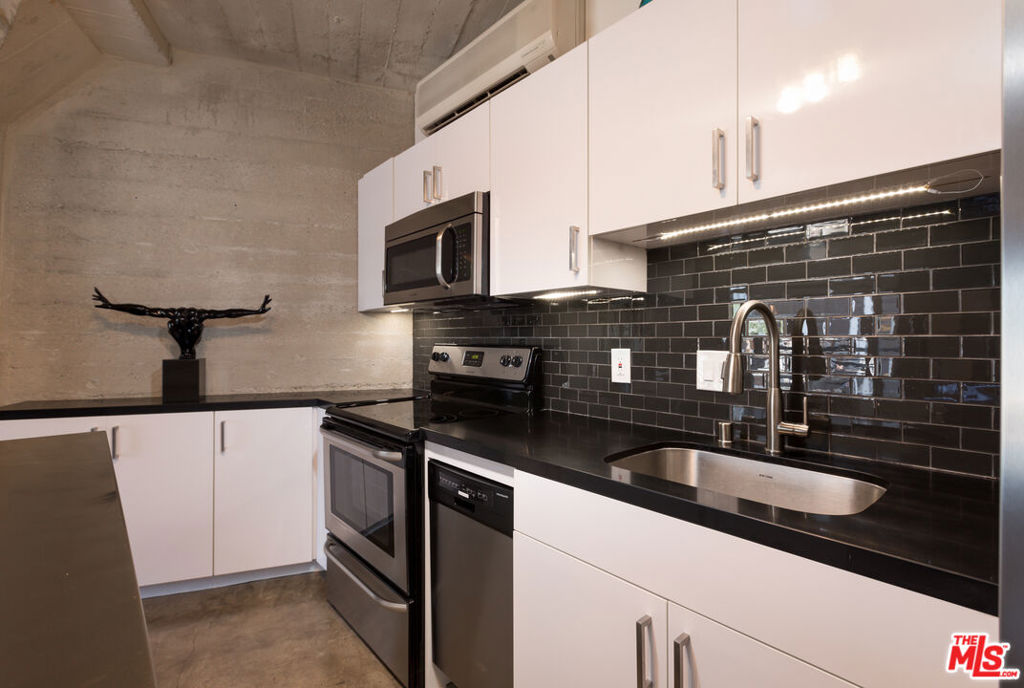 1617 Cosmo Street Unit: 206