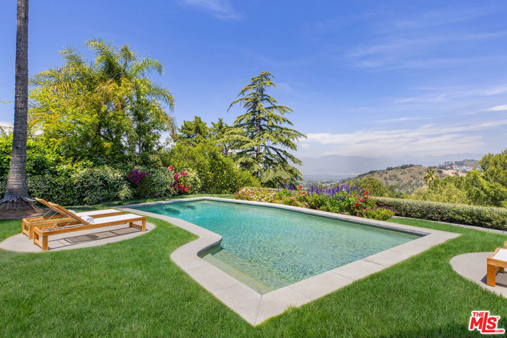 8232 SKYLINE Drive