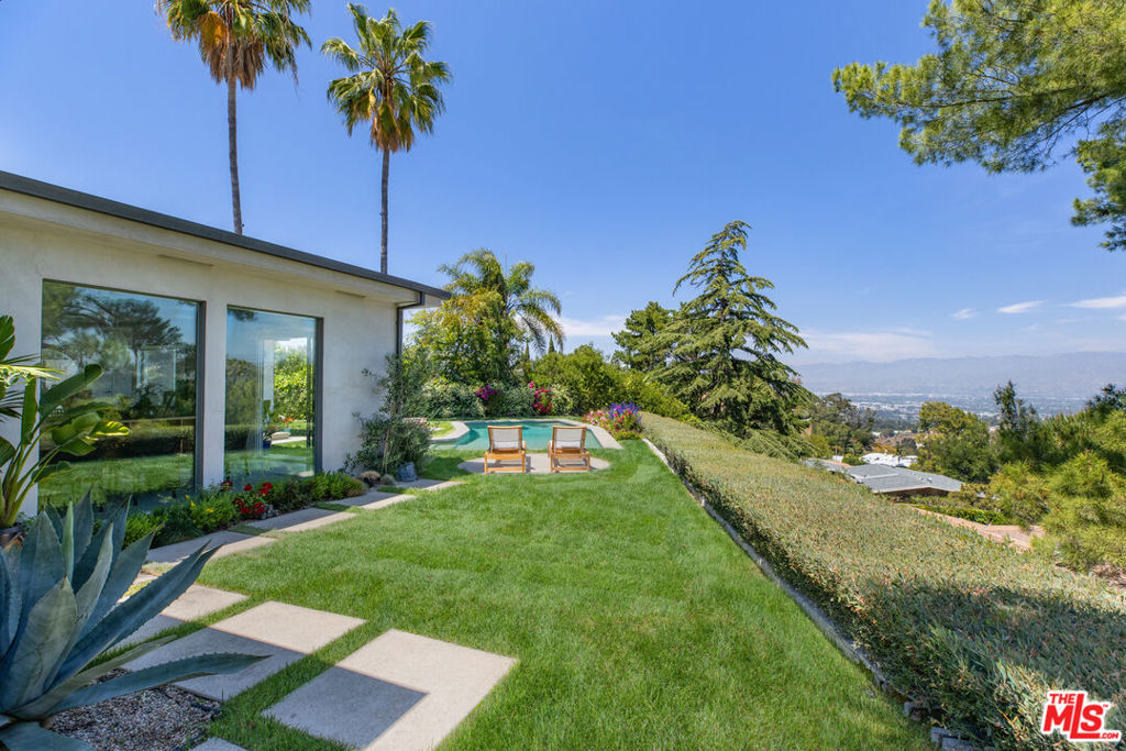 8232 SKYLINE Drive
