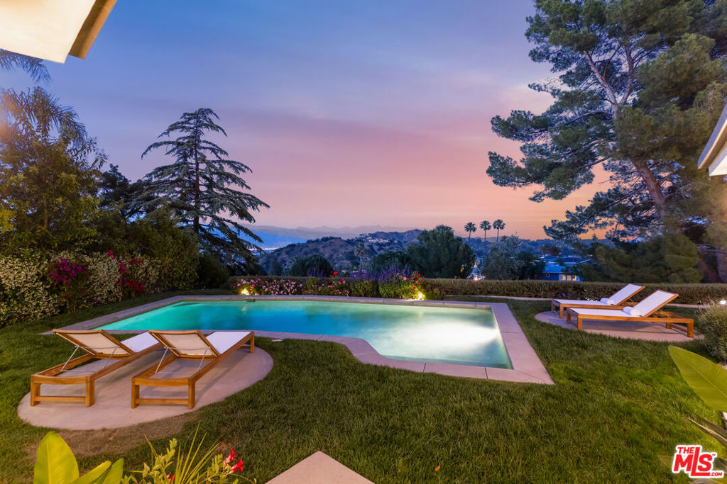 8232 SKYLINE Drive