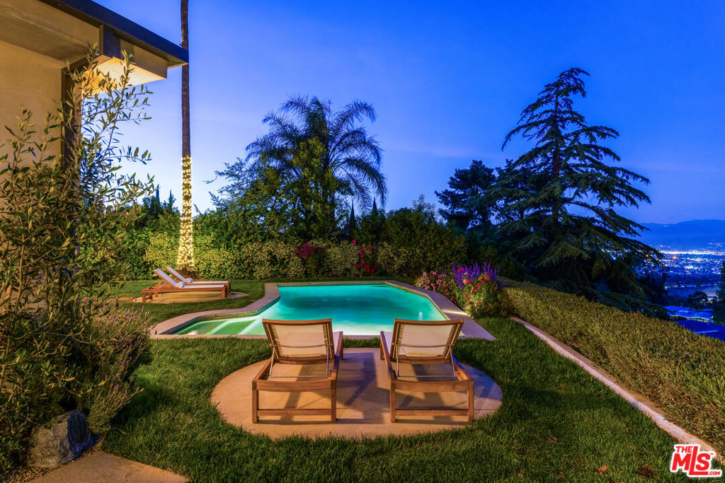8232 SKYLINE Drive
