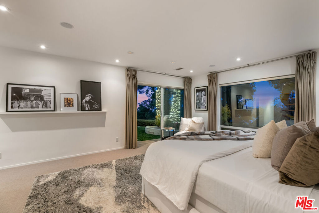 8232 SKYLINE Drive