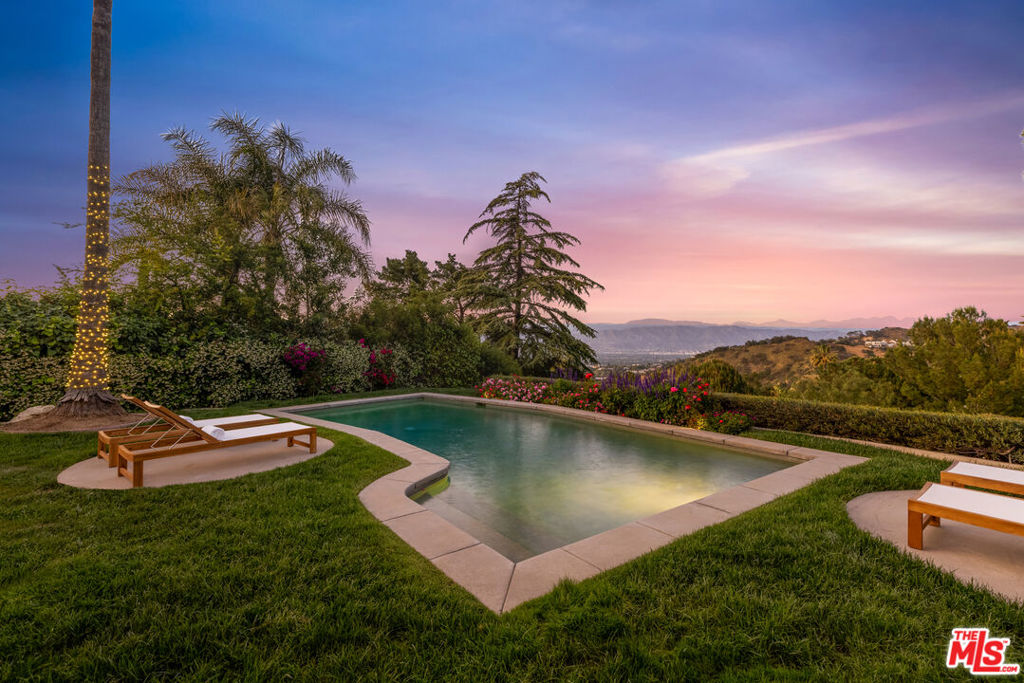 8232 SKYLINE Drive