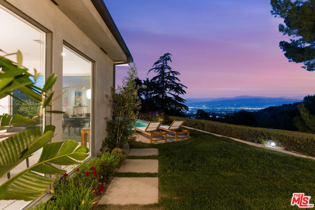 8232 SKYLINE Drive