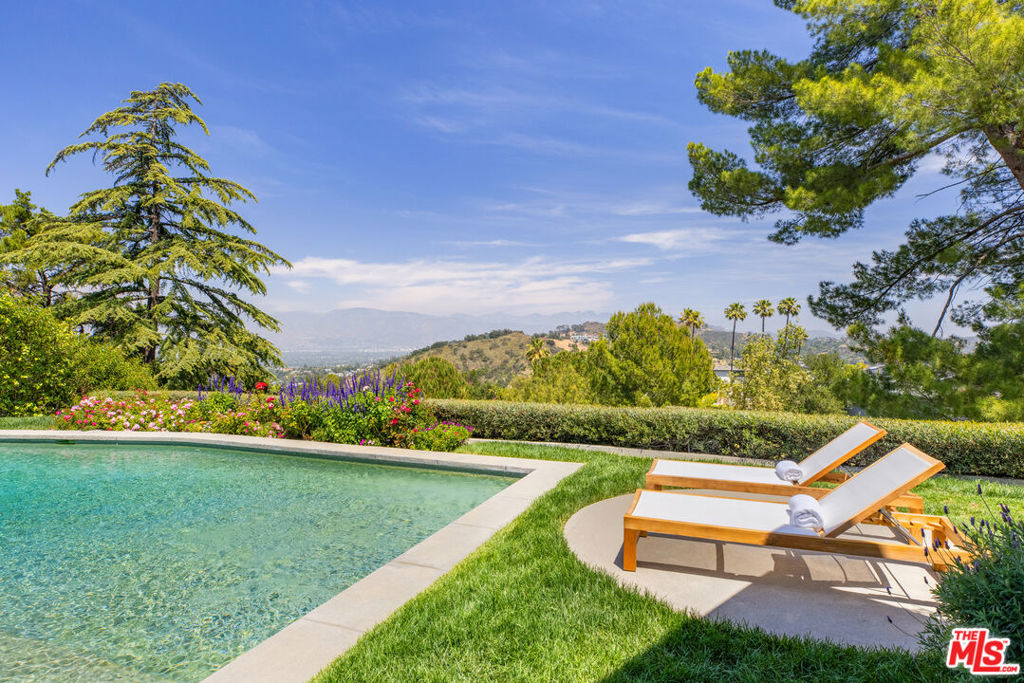 8232 SKYLINE Drive