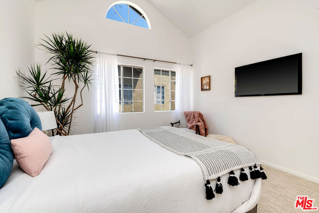 850 N POINSETTIA Place Unit: 2