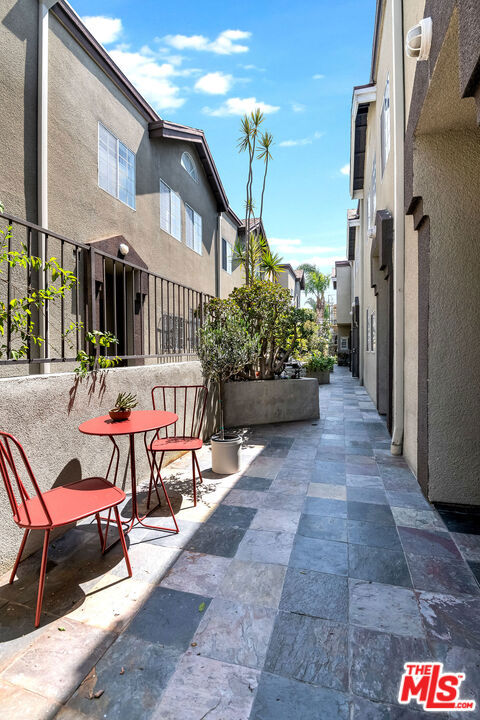 850 N POINSETTIA Place Unit: 2
