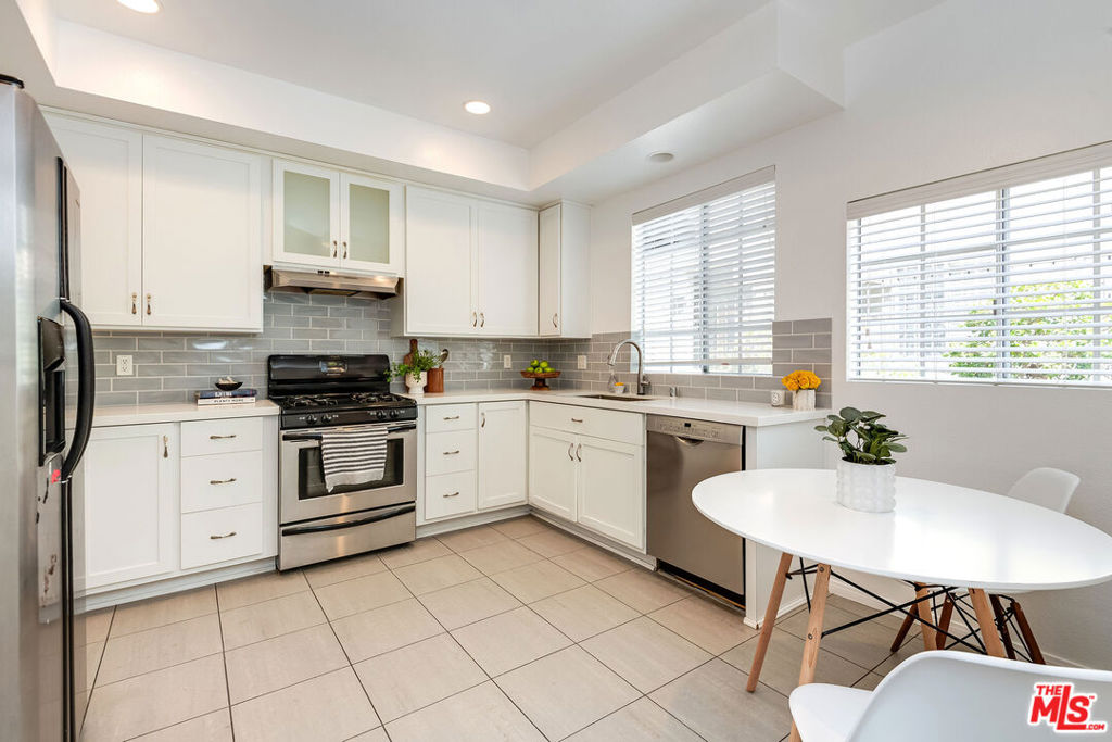 850 N POINSETTIA Place Unit: 2