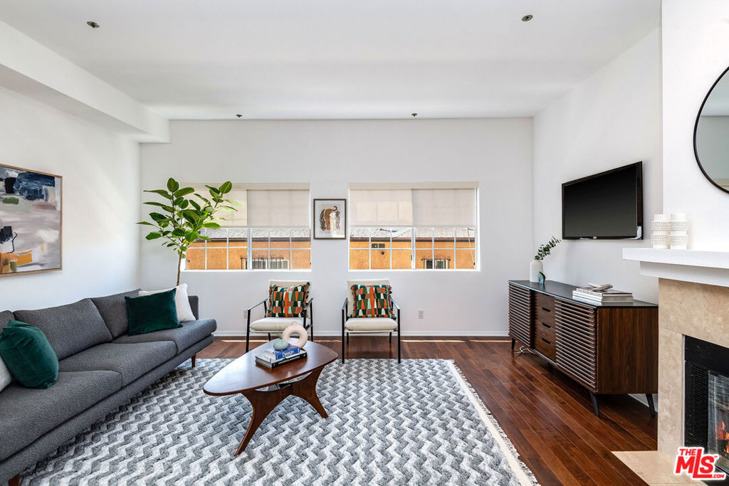 850 N POINSETTIA Place Unit: 2