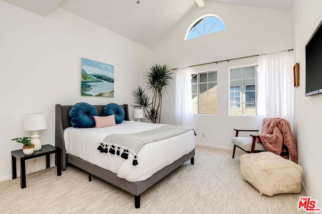 850 N POINSETTIA Place Unit: 2