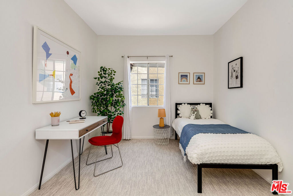 850 N POINSETTIA Place Unit: 2
