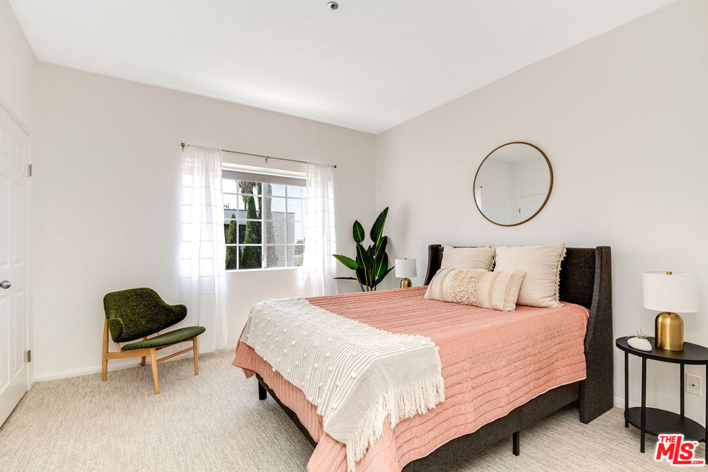 850 N POINSETTIA Place Unit: 2