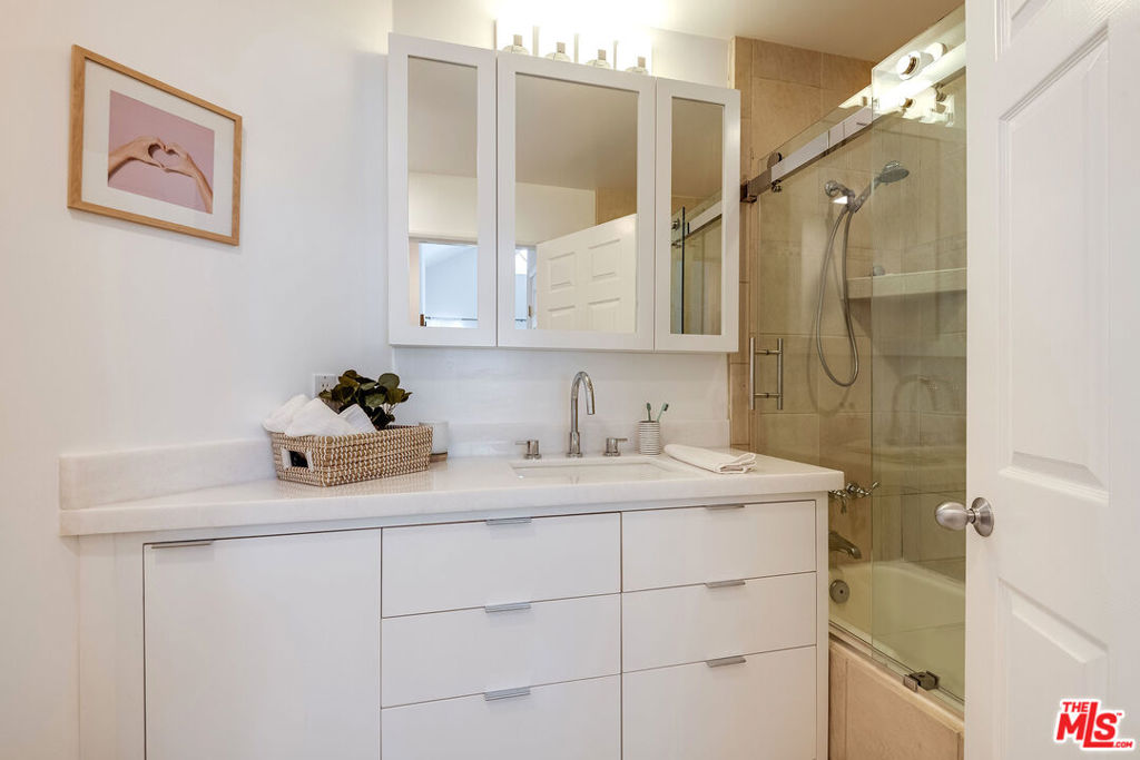 850 N POINSETTIA Place Unit: 2