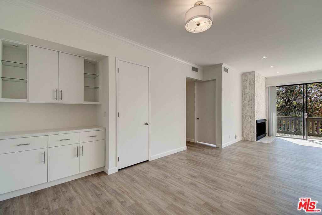 2324 S BEVERLY GLEN Unit: 201