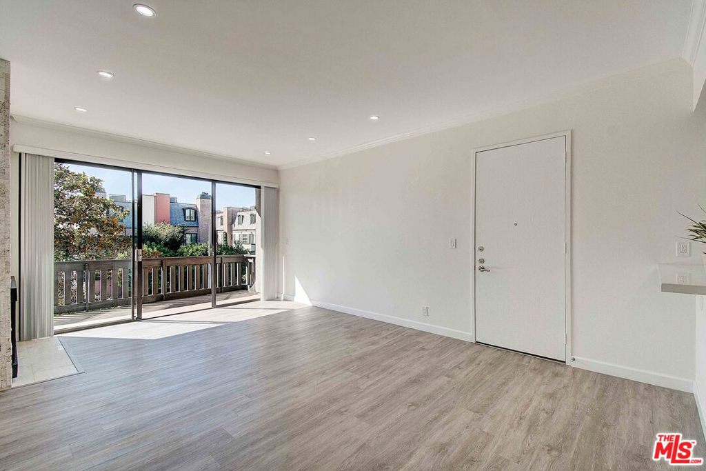 2324 S BEVERLY GLEN Unit: 201