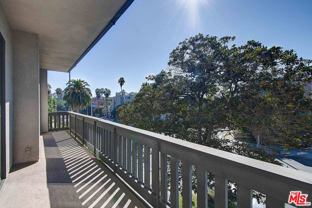 2324 S BEVERLY GLEN Unit: 201
